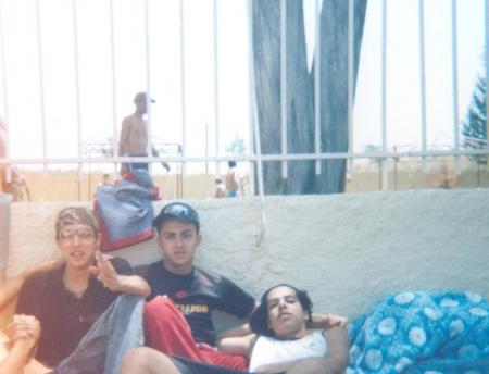 mon fr&egrave;re et aziz et moi  au picine